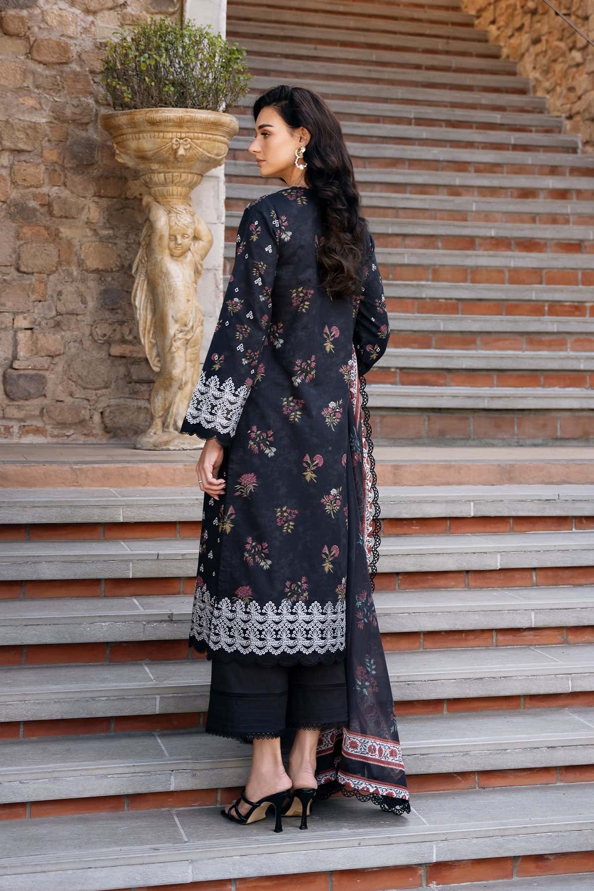 Afrozeh Anisa B Damask The Holiday Edit 2025 - Image 2