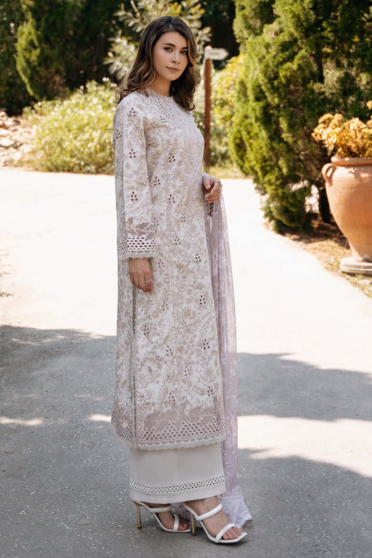 Afrozeh Lunetta A Damask The Holiday Edit 2025 - Image 2