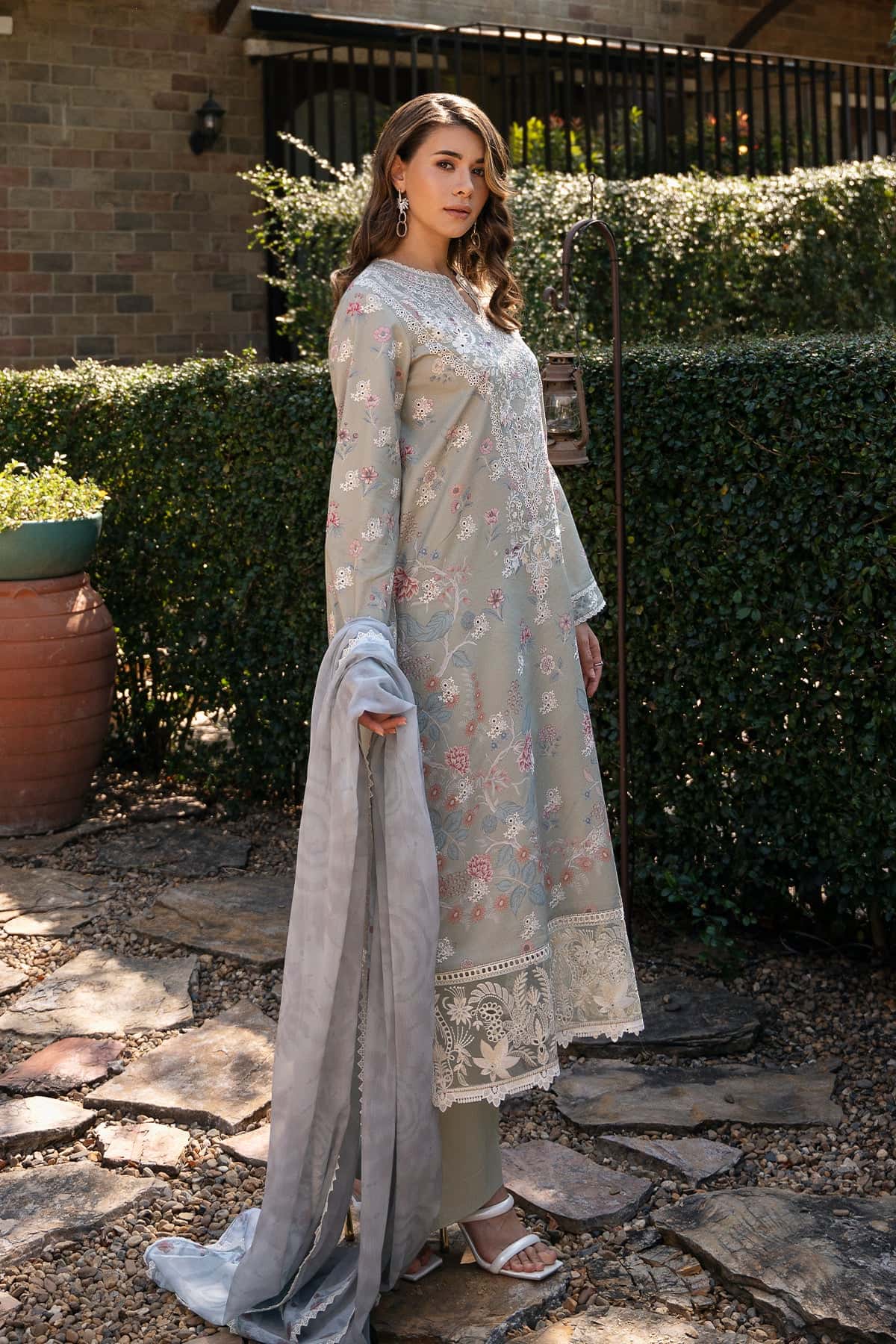 Afrozeh Maelis A Damask The Holiday Edit 2025 - Image 2