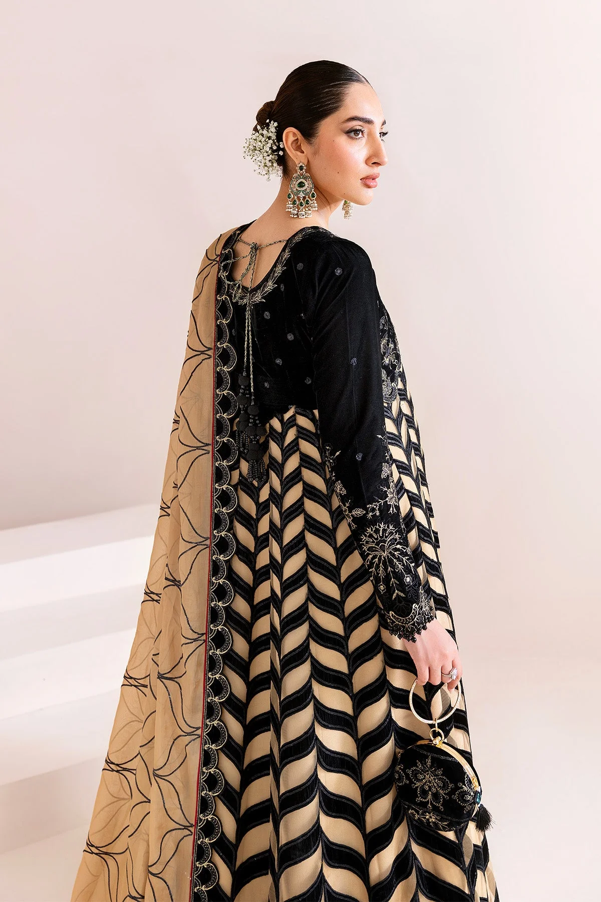 Alizeh AF-VLT-2223-Noor Jahan Makhmal Luxury Velvet Edit 2025 - Image 2
