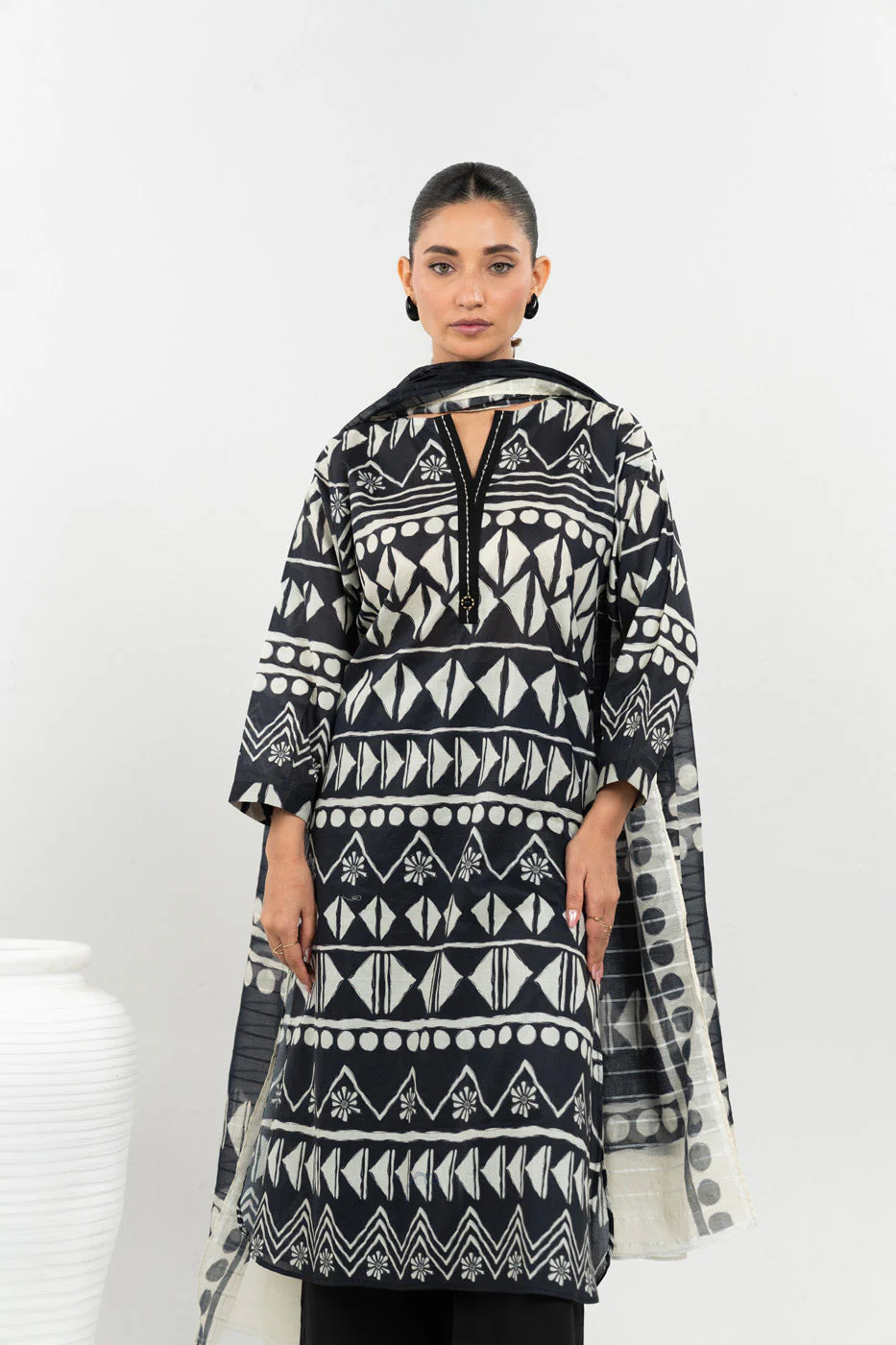 Alkaram CAP3P25-6-363-Black-White Hello Winter Woman 2026 - Image 2