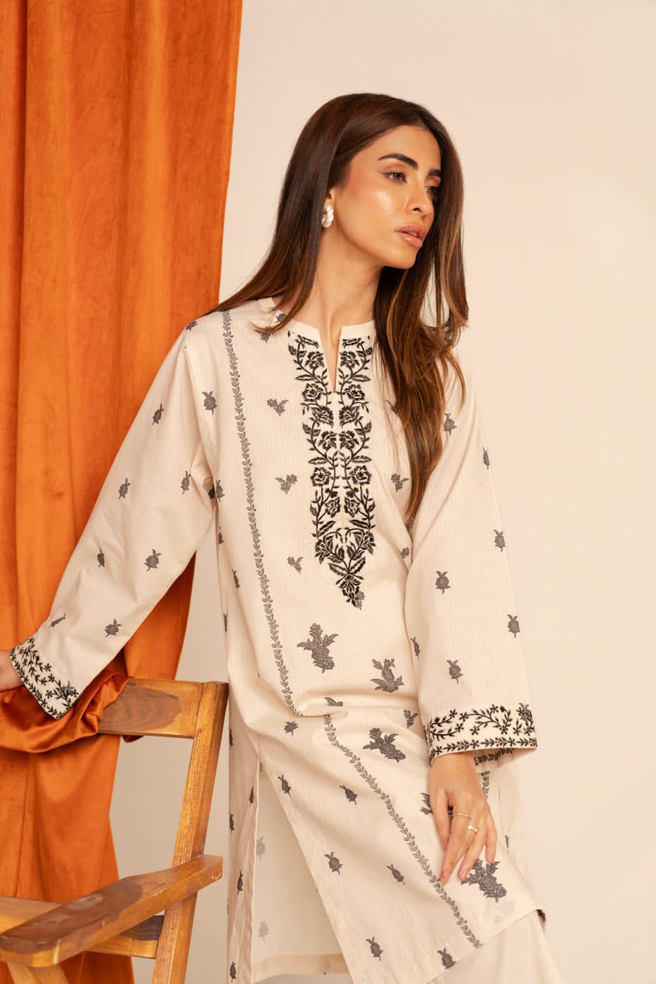 Alkaram Studio GFSU6046-Off White Husn-E-Eid 2025 - Image 2