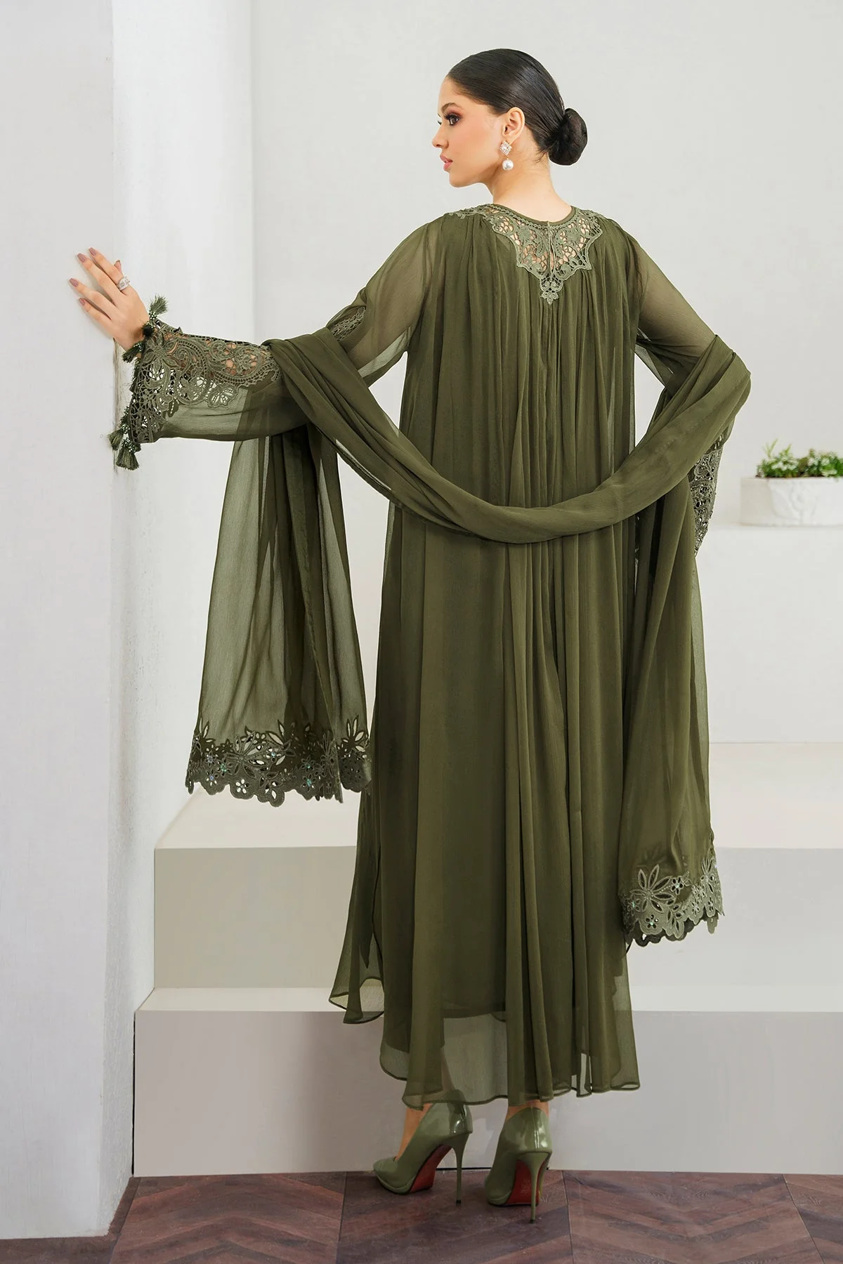 Baroque Embroidered Chiffon PR-902 Formal Pret 2024 - Image 2