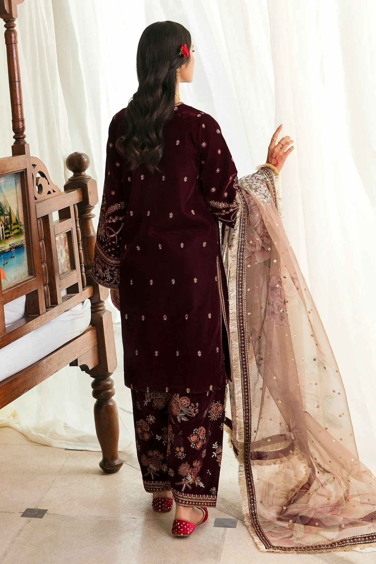 Baroque SF-250 Embroidered Velvet Prets 2024 - Image 2