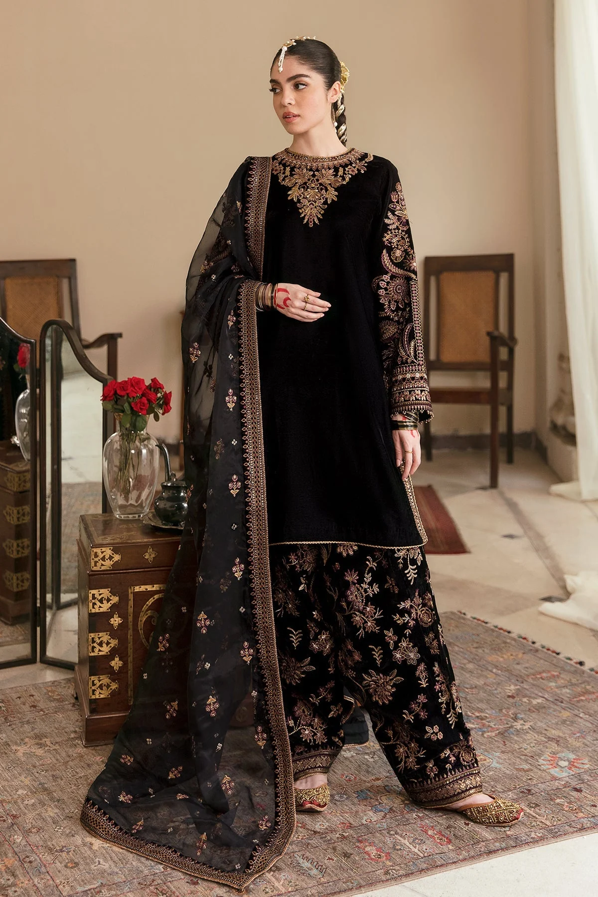 Baroque SF-253 Embroidered Velvet Prets 2024 - Image 2