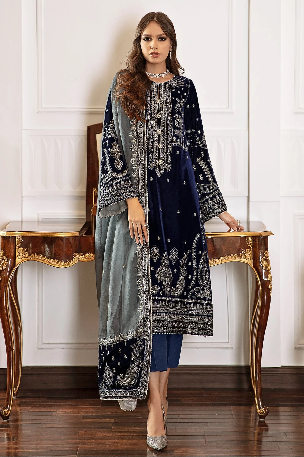 Baroque SF-41 Embroidered Velvet Prets 2024 - Image 2