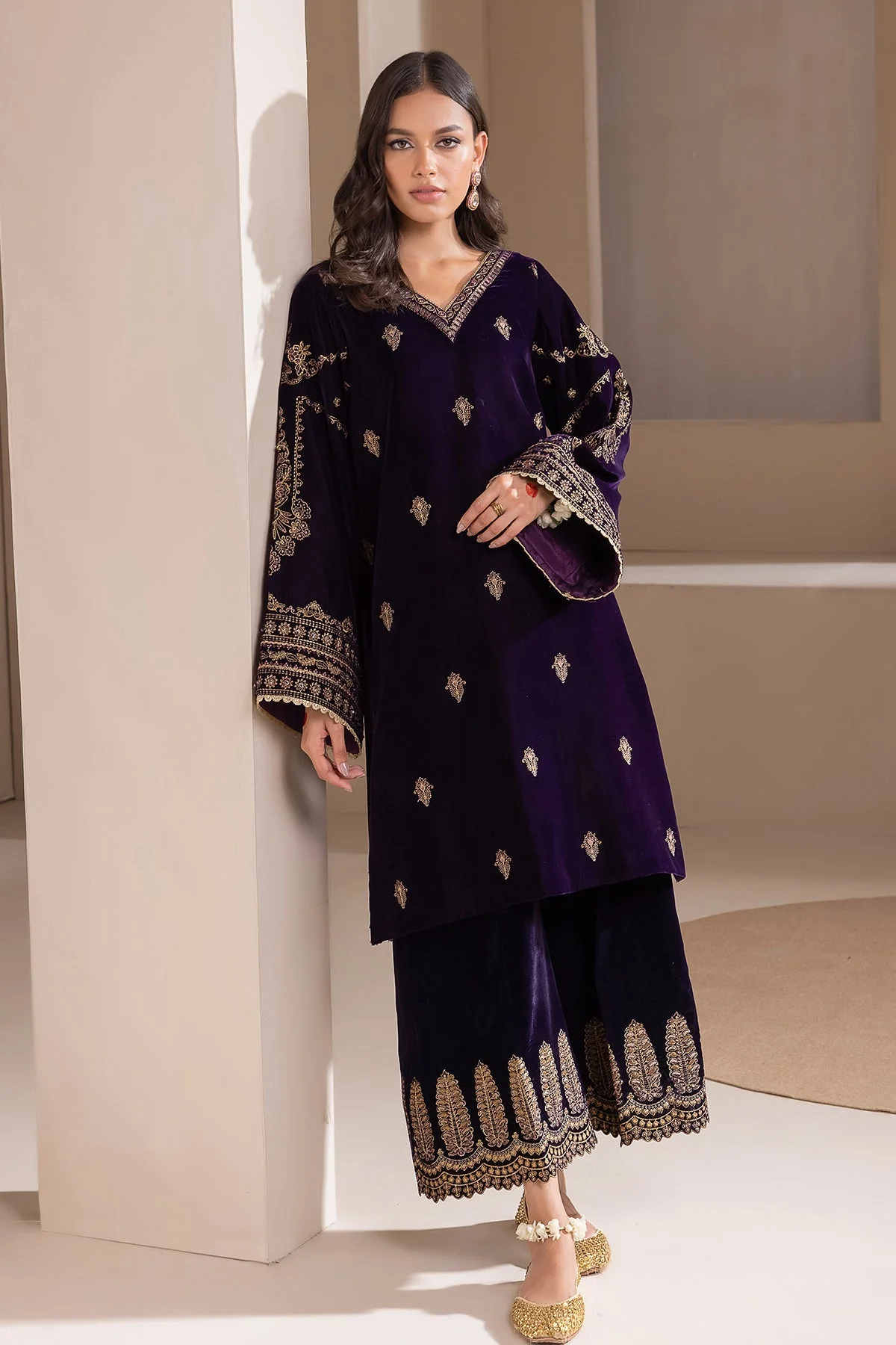 Baroque SF-420 Embroidered Velvet Prets 2024 - Image 2