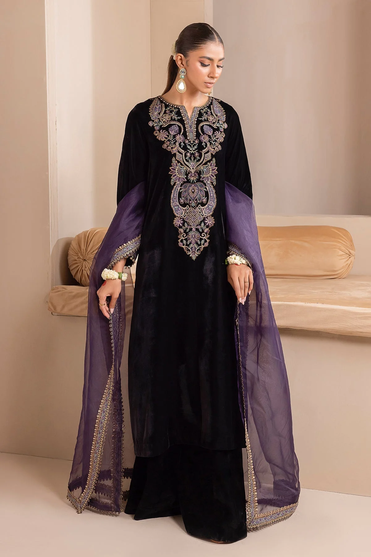 Baroque SF-426 Embroidered Velvet Prets 2024 - Image 2