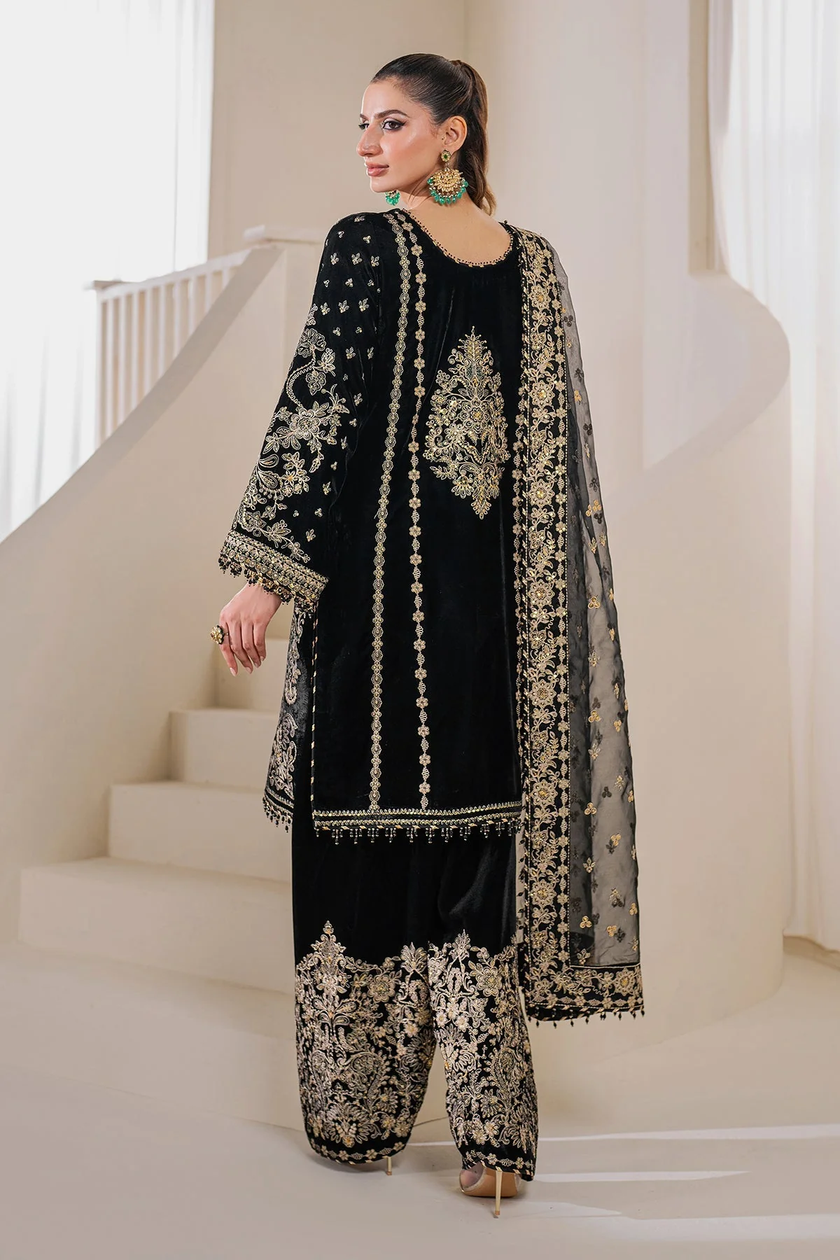 Baroque SF-760 Embroidered Velvet Prets 2024 - Image 2