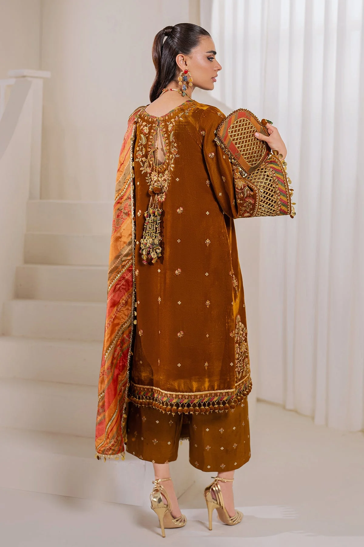 Baroque SF-761 Embroidered Velvet Prets 2024 - Image 2