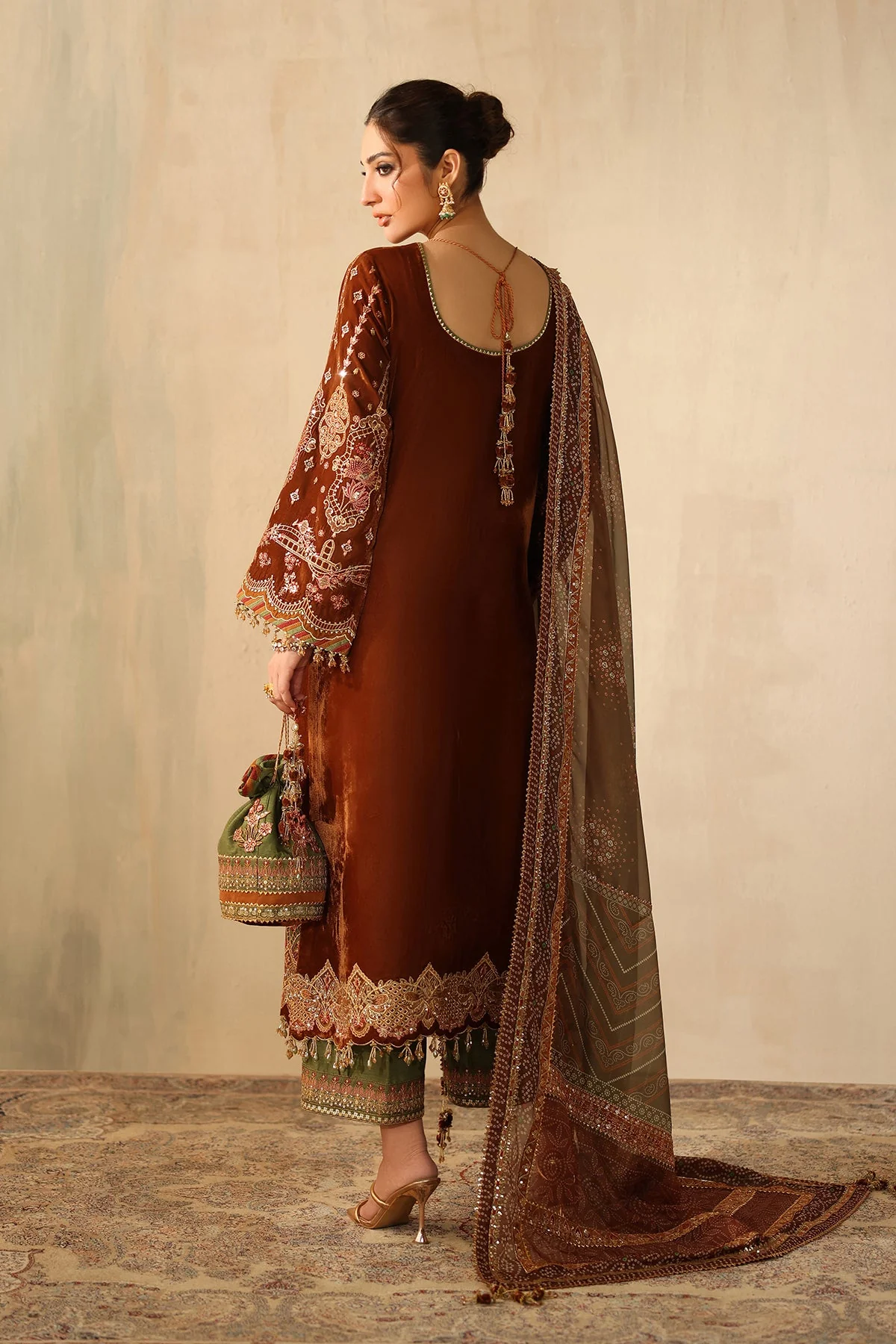 Baroque UF-4317 Embroidered Velvet Collection 2025 - Image 2