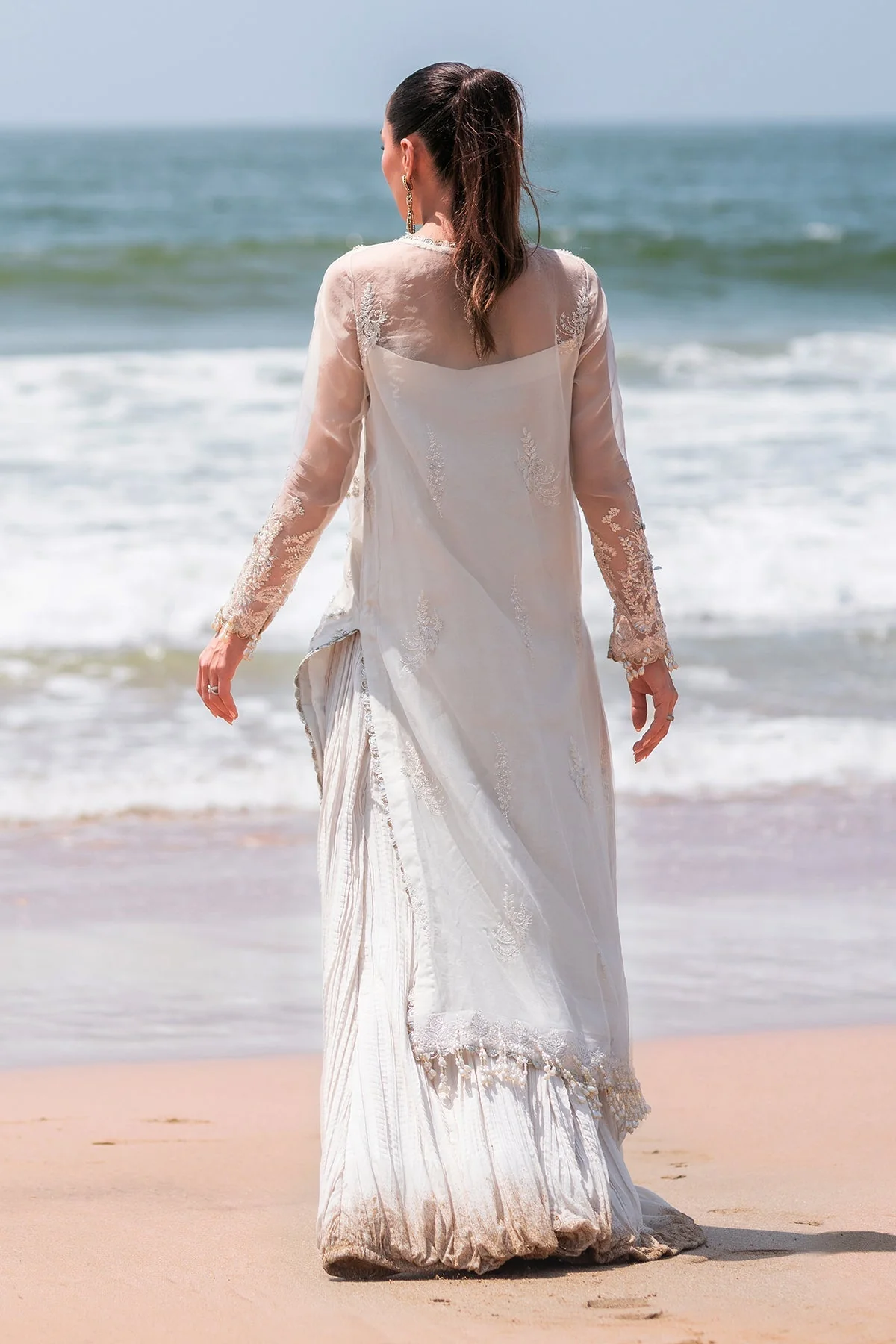 Emaan Adeel Nova Reveuse Wedding Formals 2024 - Image 2