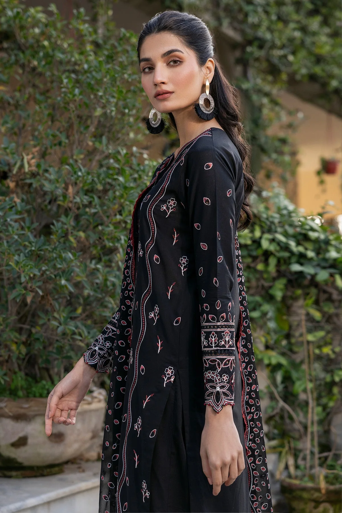 Farasha Online Black Rose Summer Weaves Embroidered lawn 2025 - Image 2