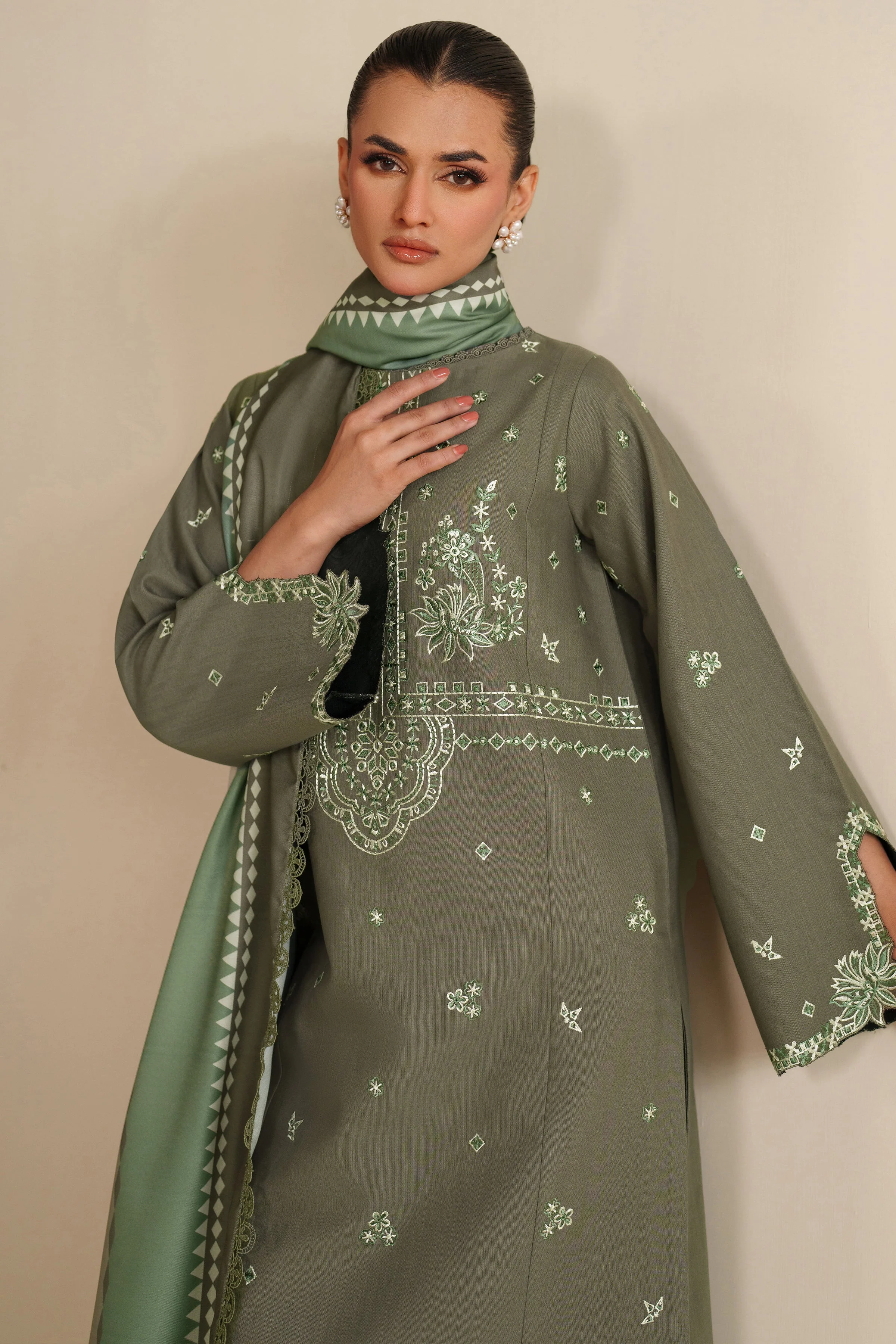 Farasha Retro Winter Spell 2025 - Image 2