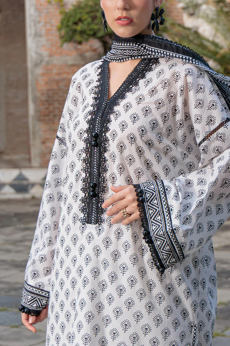Gul Ahmed B-62003 Noir & Blanc 2026 - Image 2