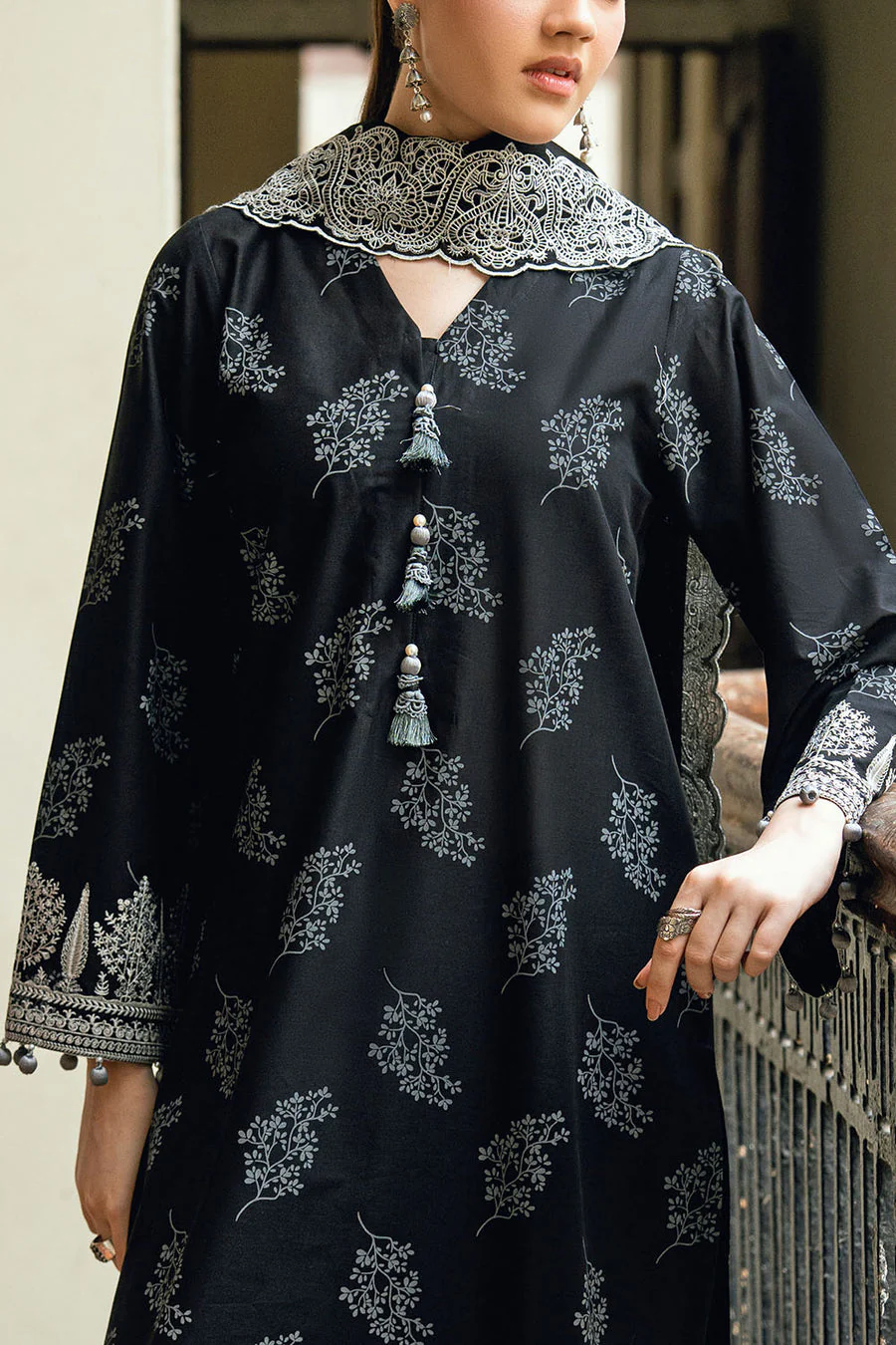 Gul Ahmed DN-52028 Noir & Blanc 2026 - Image 2