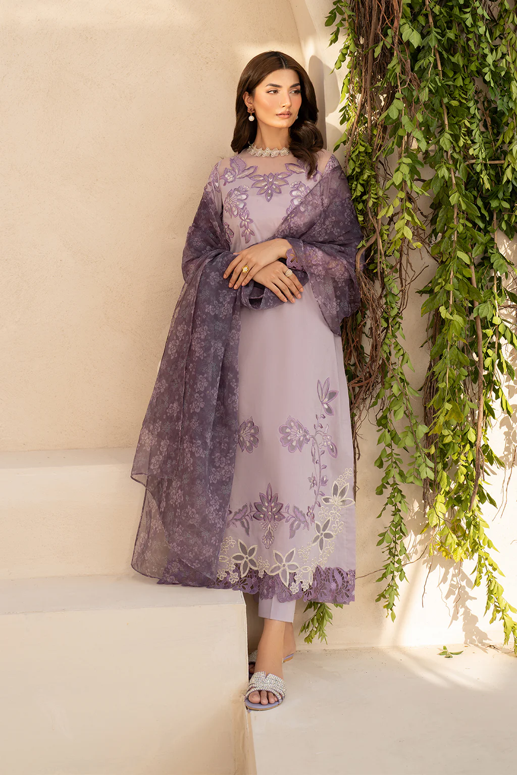 Iznik EFL-01 Festive Lawn 2025