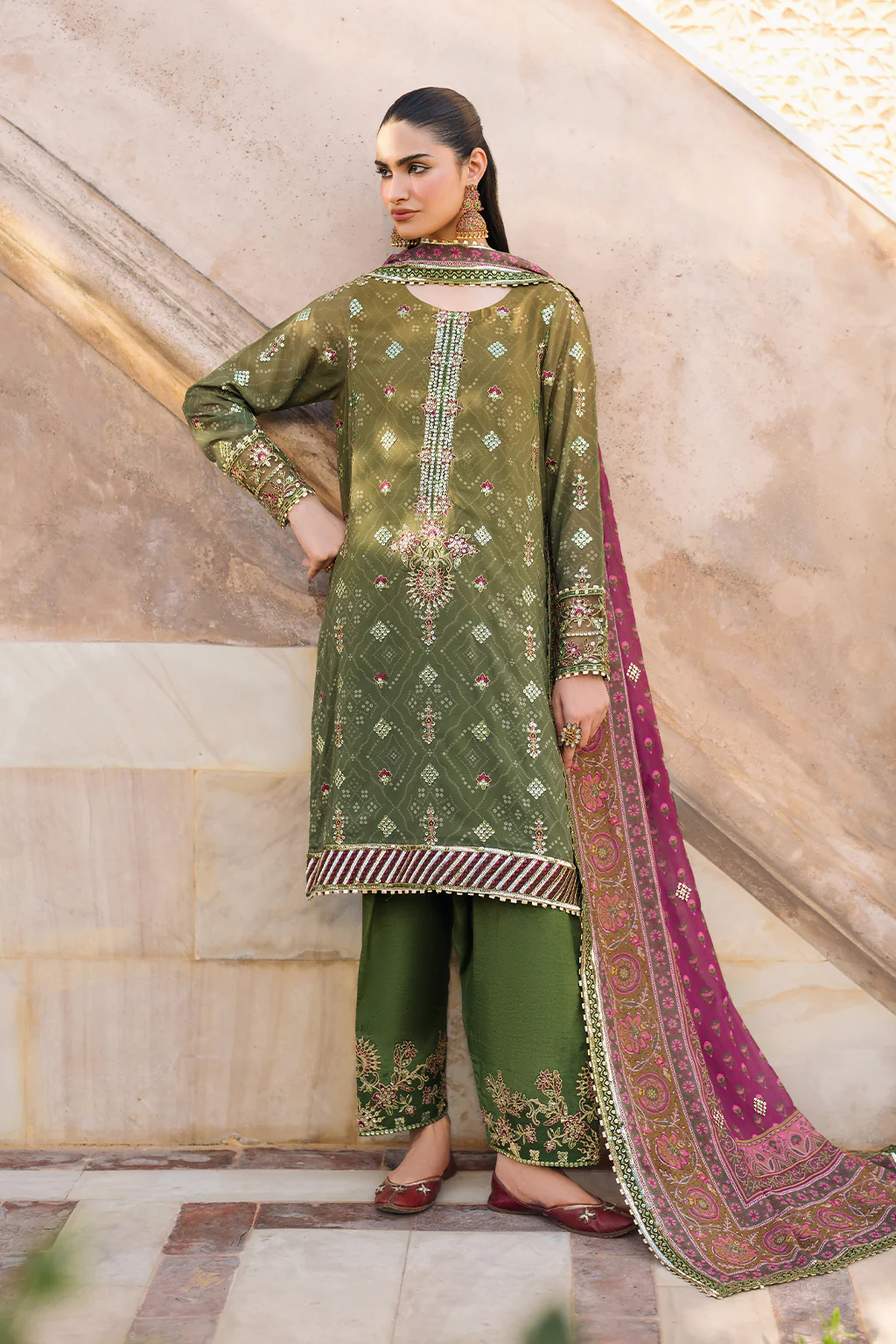 Iznik UE-329 Bandhani 2025