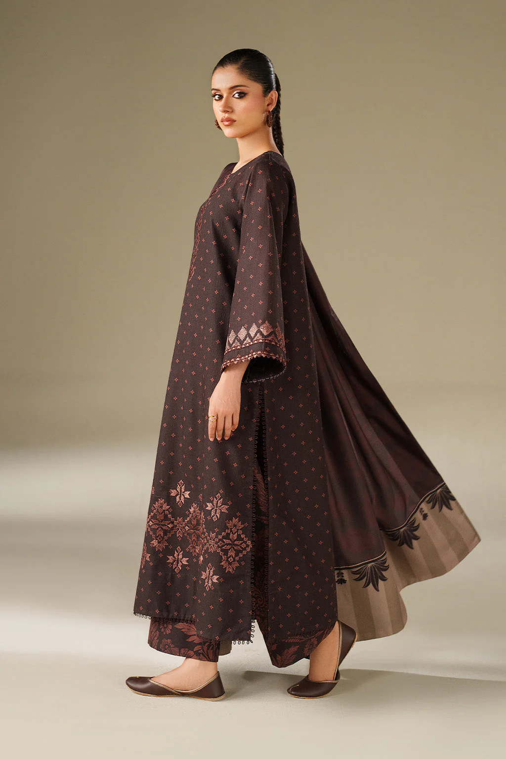 Iznik UE-559 Khaddar Edit 2025 - Image 2