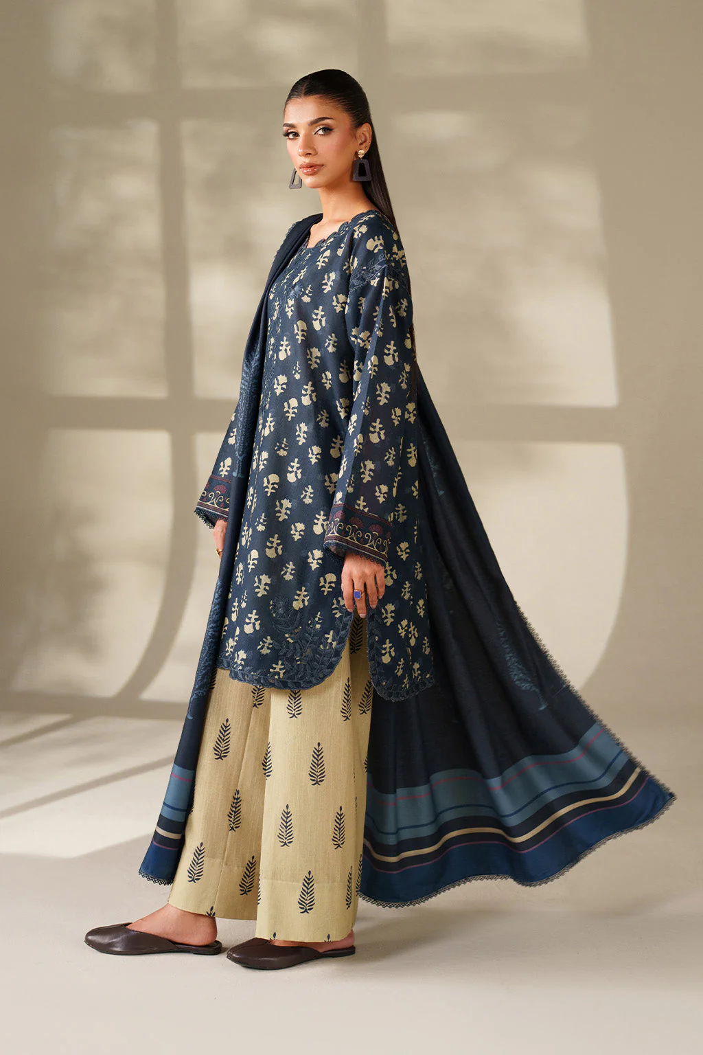 Iznik UE-560 Khaddar Edit 2025 - Image 2