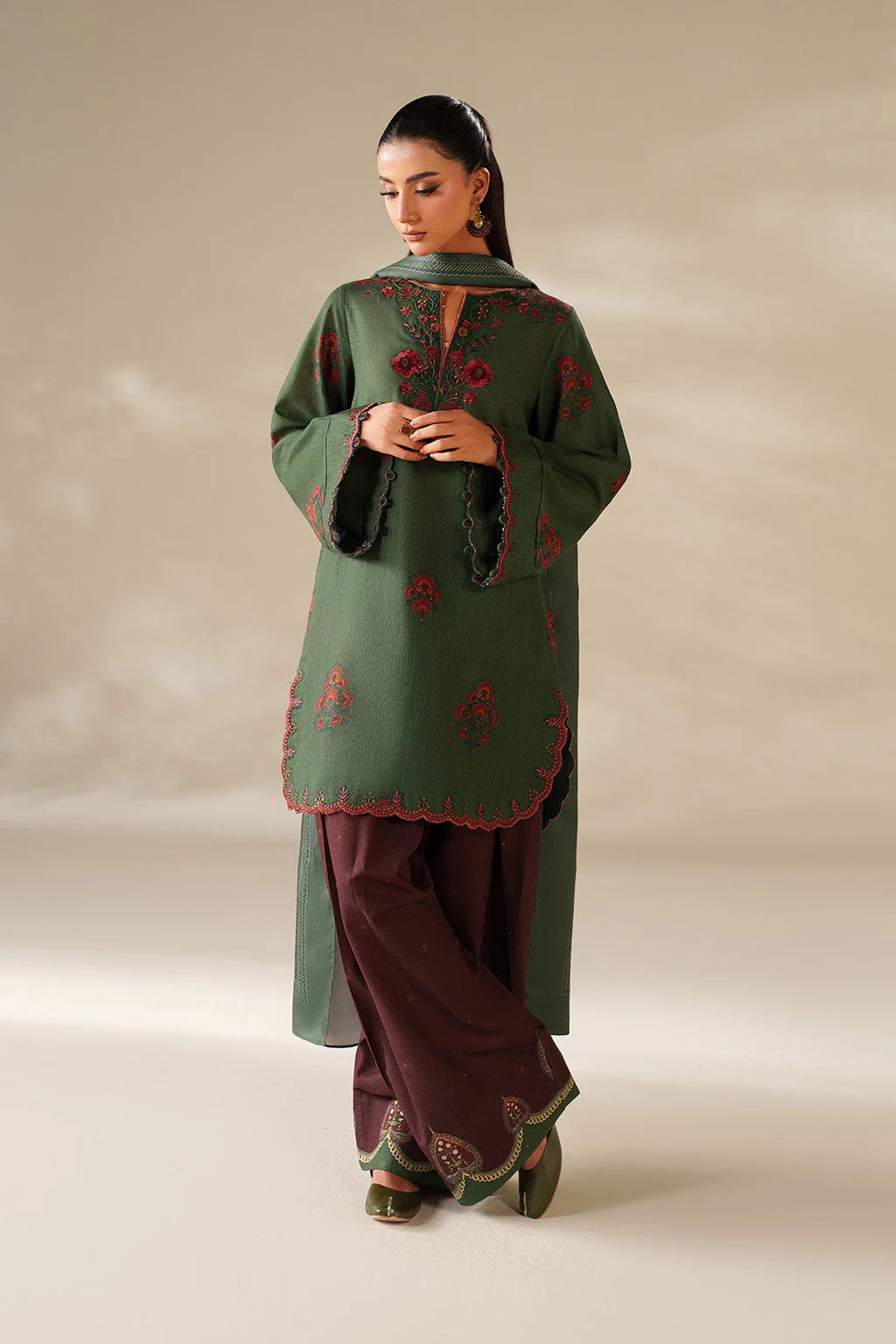 Iznik UE-561 Khaddar Edit 2025 - Image 2