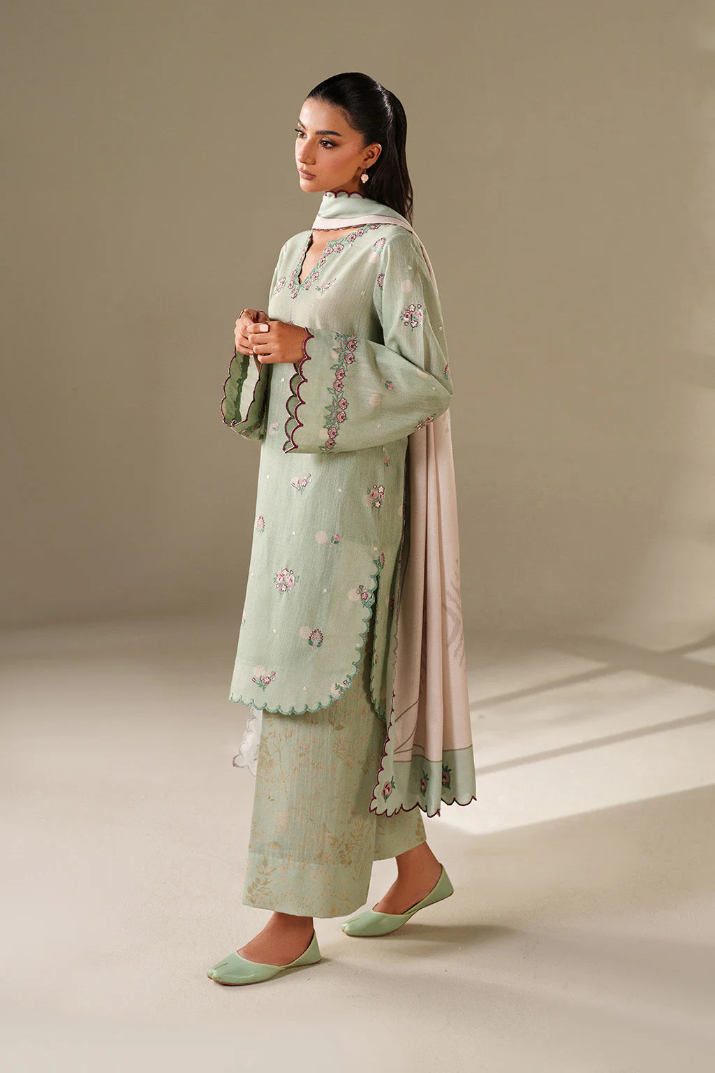 Iznik UE-563 Khaddar Edit 2025 - Image 2