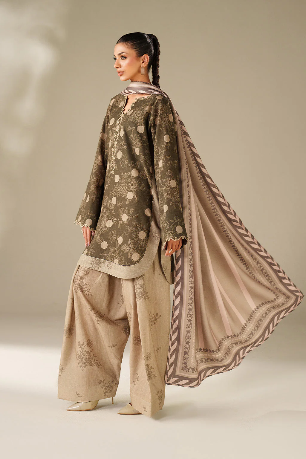 Iznik UE-565 Khaddar Edit 2025 - Image 2
