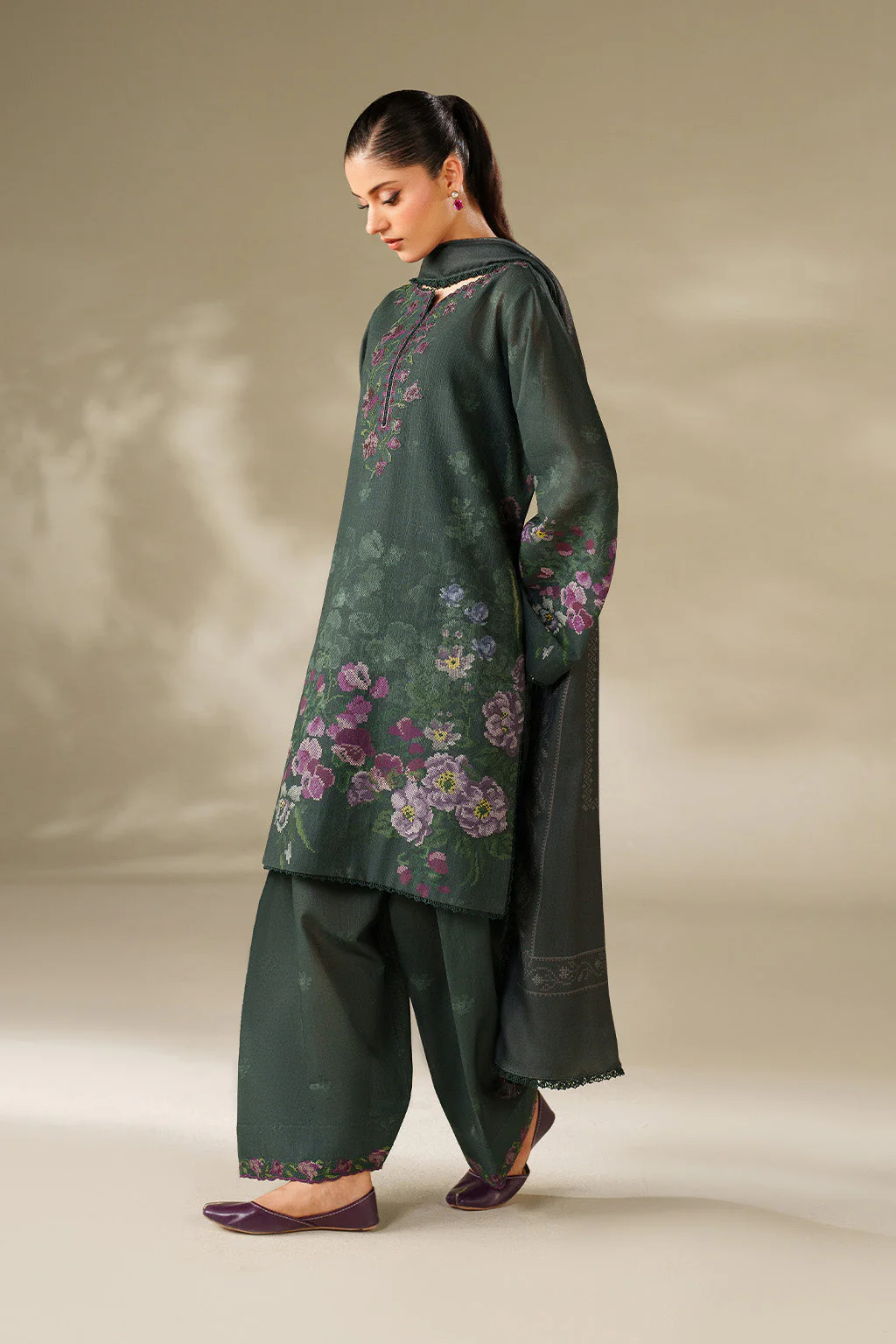 Iznik UE-567 Khaddar Edit 2025 - Image 2
