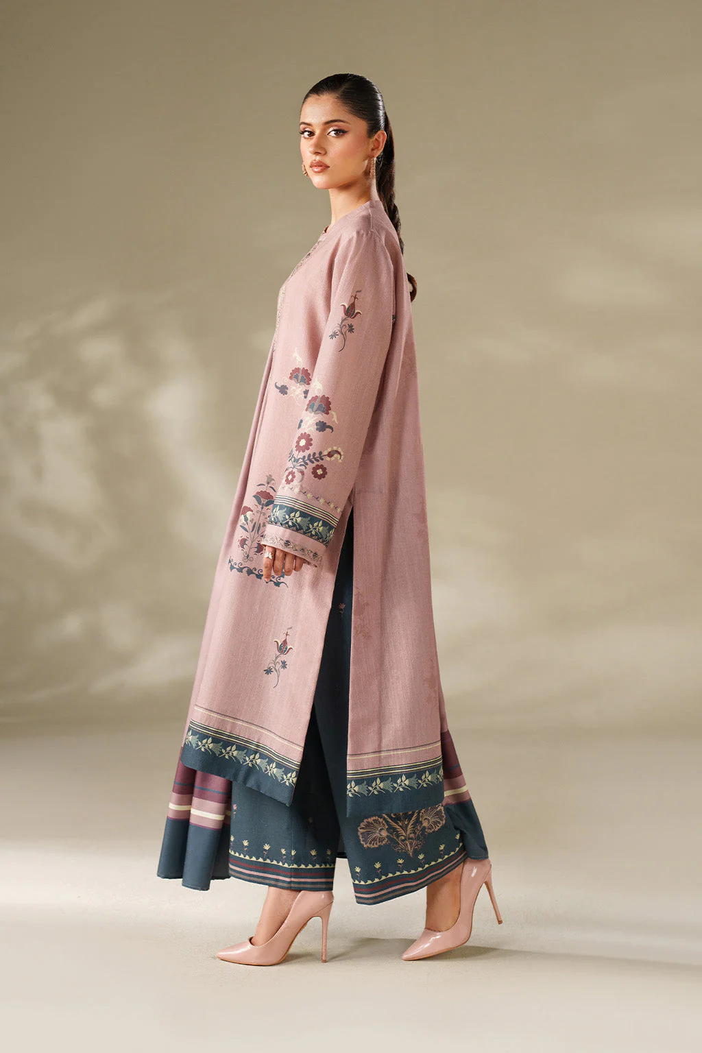 Iznik UE-569 Khaddar Edit 2025 - Image 2