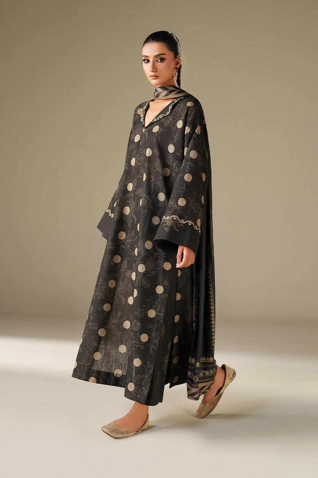 Iznik UE-571 Khaddar Edit 2025 - Image 2