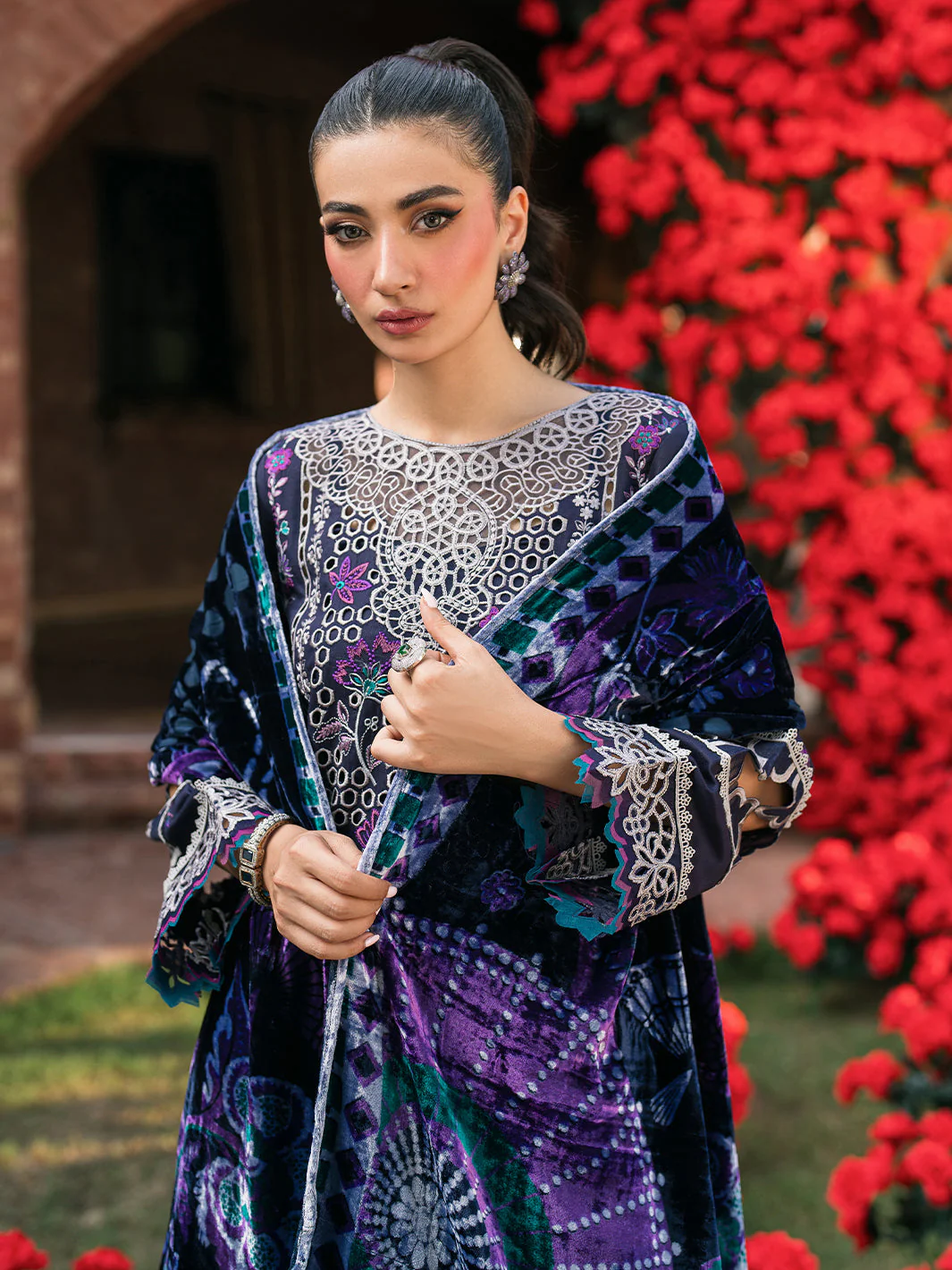 Mahnur Mira Nazakat Luxury Winter 2024 - Image 2