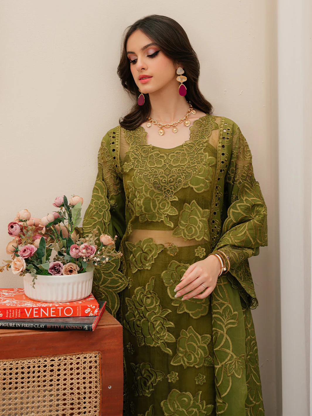Mahnur Reverie Allenura Luxury Lawn 2024 - Image 2