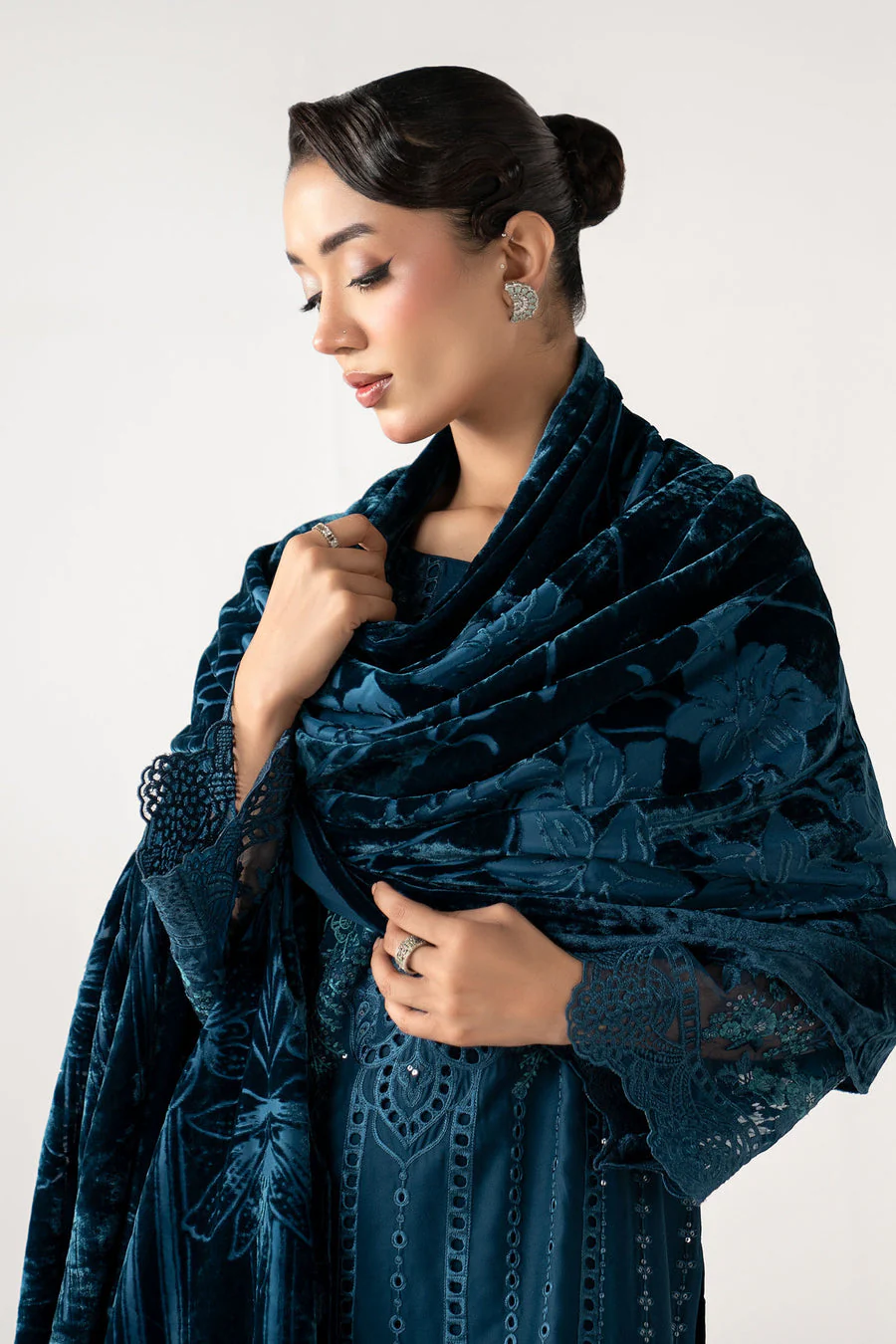 Maria B DWW2524-ESM-TEL Winter Luxury Pret 2025 - Image 2