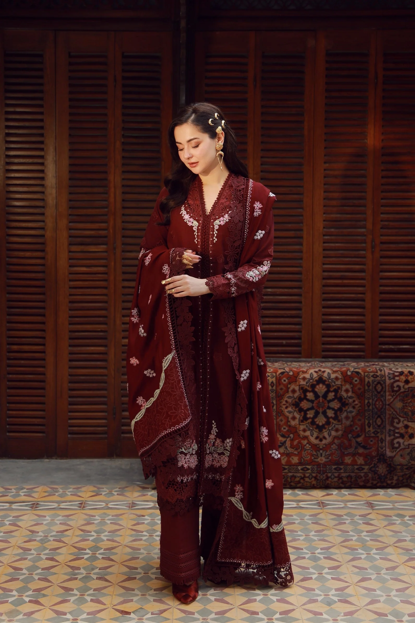 Maryam Hussain Taali Winter Shawl Collection 2025 - Image 2