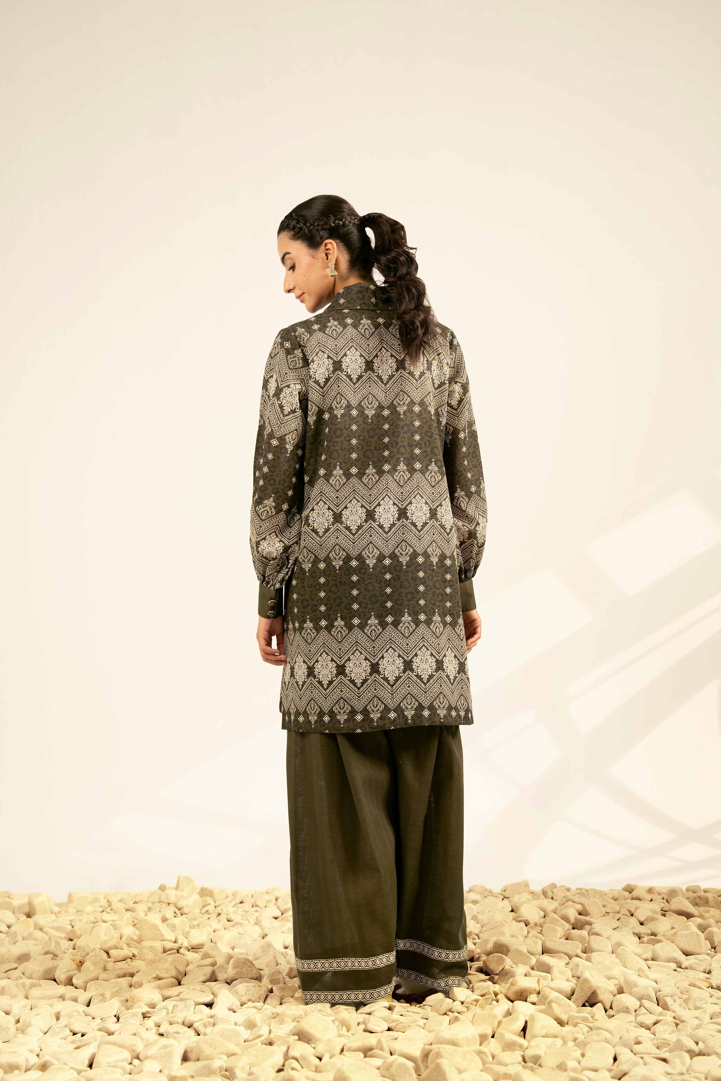 Nishat Linen 42502324 Cross Season Edit 2025 - Image 2