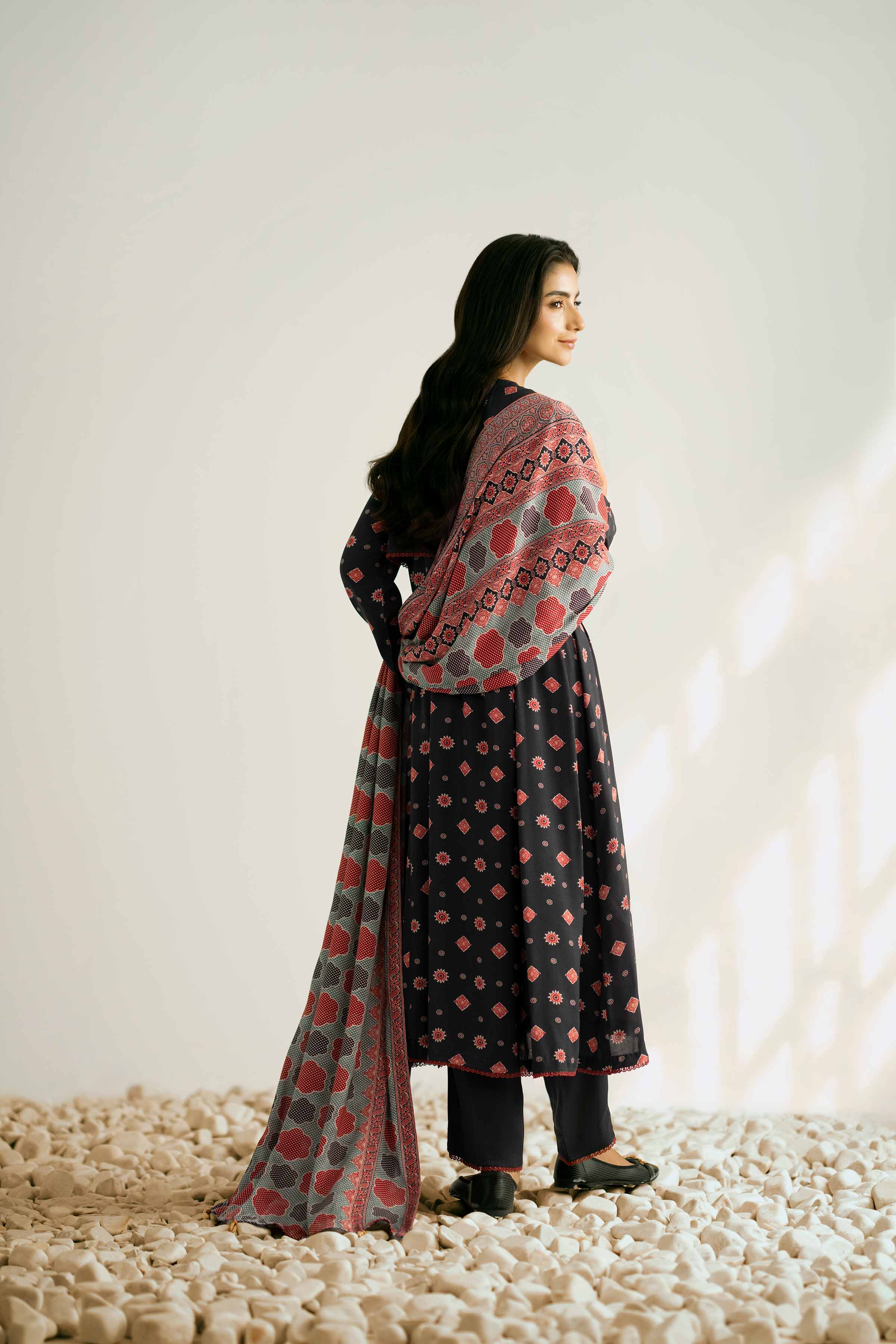 Nishat Linen 42502373 Cross Season Edit 2025 - Image 2