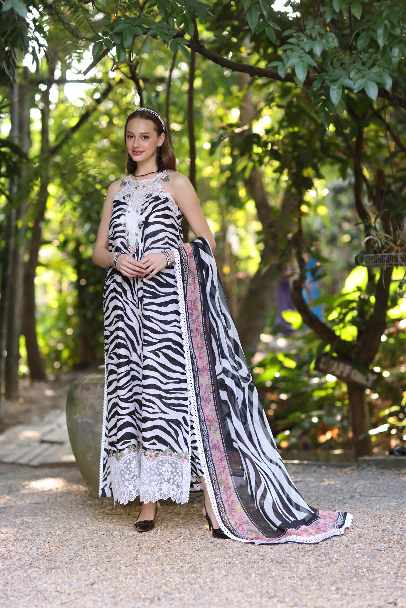 Saadia Asad D1-B Noor Eid Luxe Printedkari 2025 - Image 2