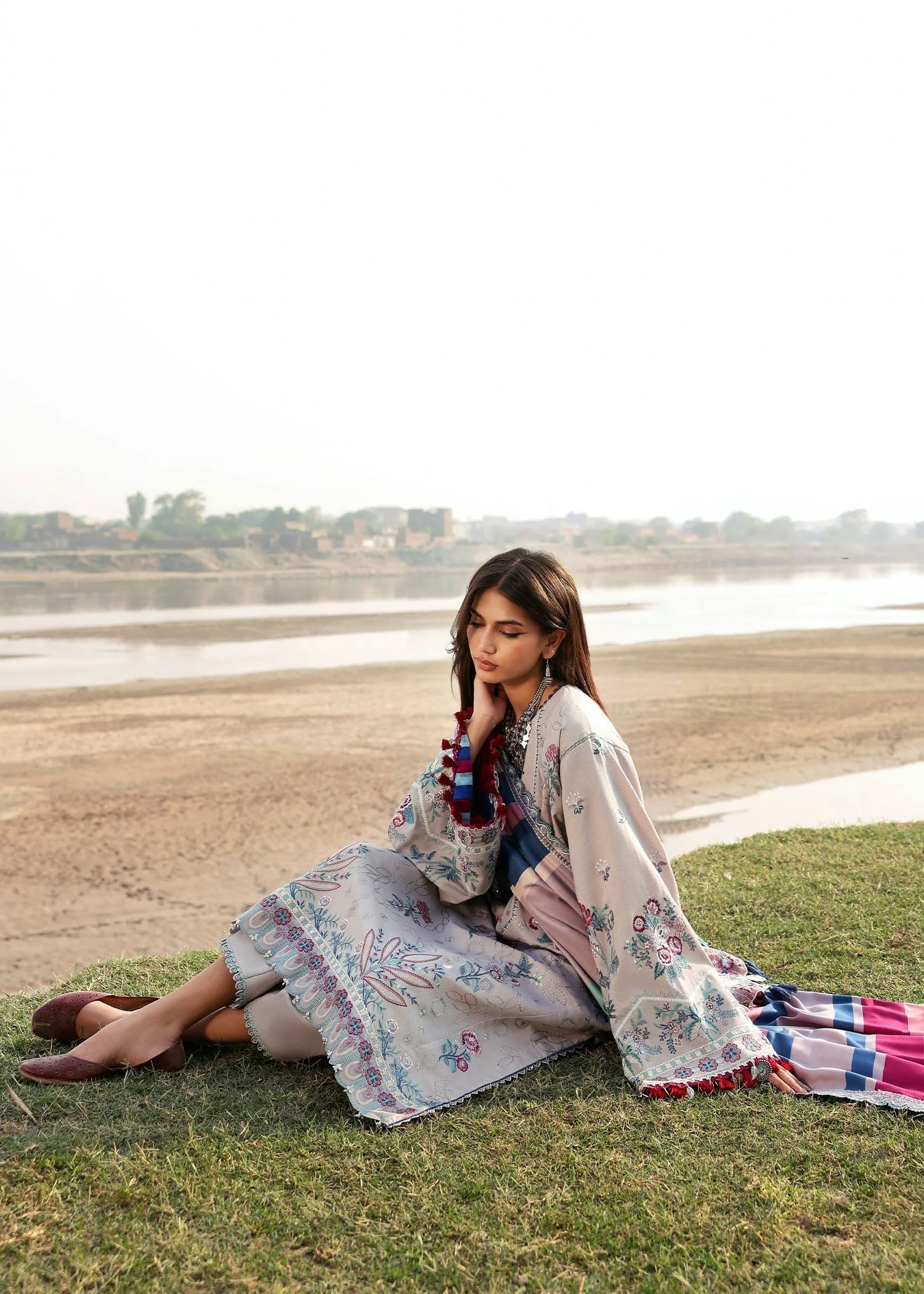 Sadaf Fawad Khan Roshan Ara Winter Shawl Collection 2025 - Image 2