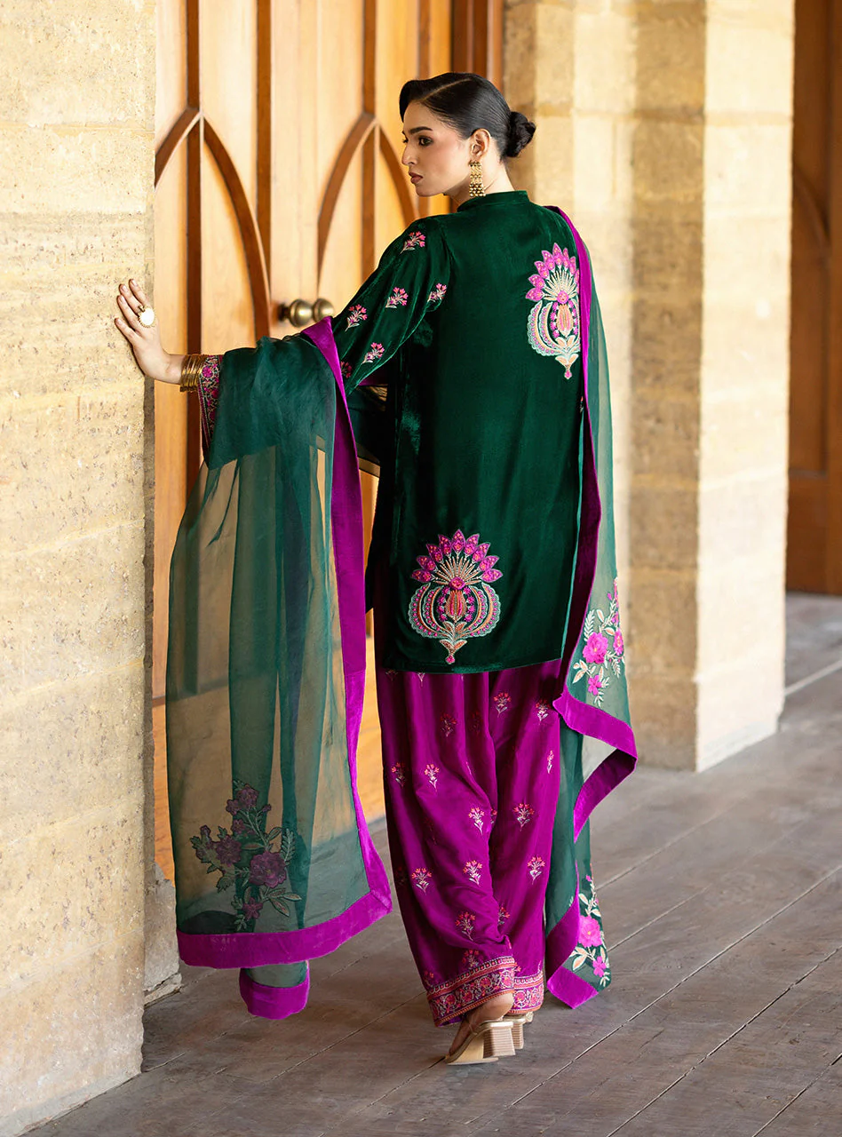 Zainab Chottani Niya Farshi Velura Velvet Edit 2025 - Image 2